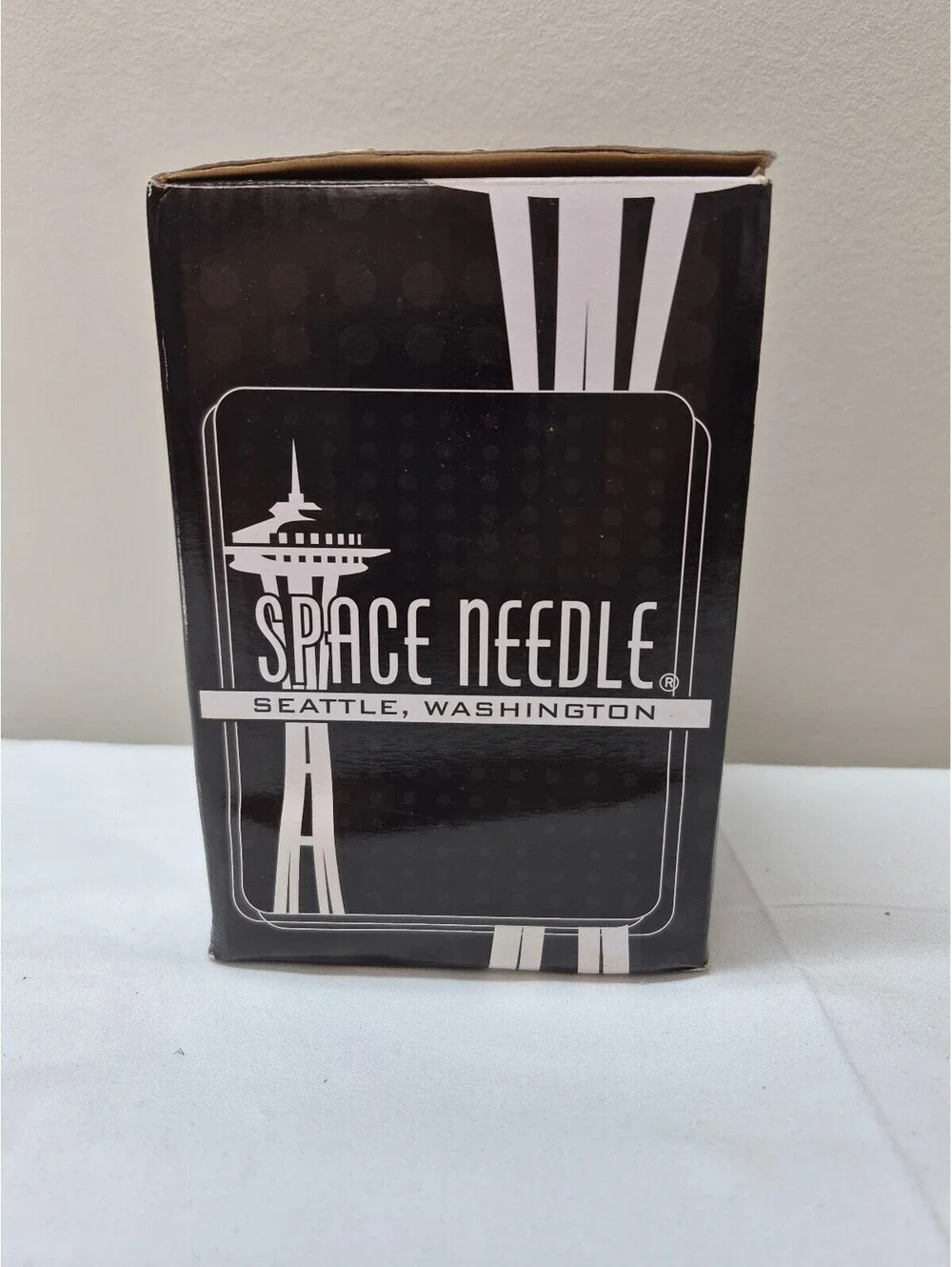 Space Needle Seattle Washington Light-Up Snow Globe Collectible J25